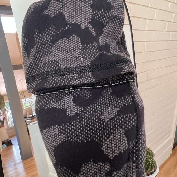 Lululemon “Run Briskly” 1/2 Zip
Incognito Camo Black size 4 - Picture 6 of 7